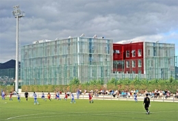 akademi sepakbola La Masia (sumber :rendyrisma.wordpress.com)