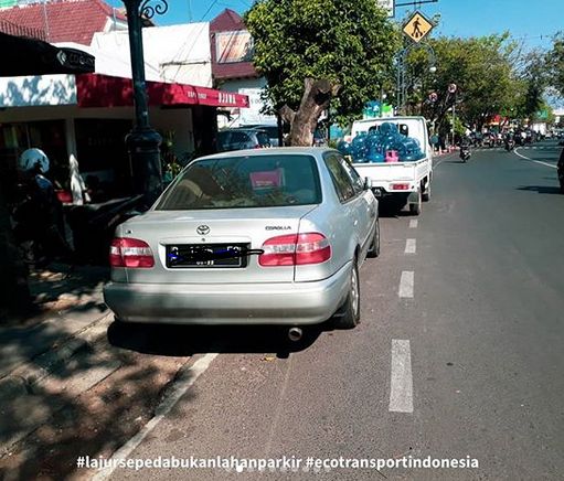 Mobil terparkir di Jalur sepeda (foto : Eco Transport Indonesia)