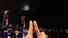 Bulan purnama di atas jembatan Ampera