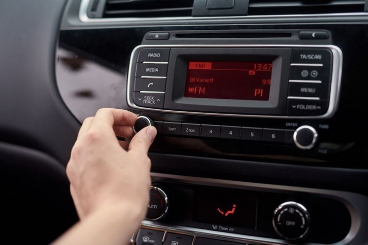 ilustrasi mendengarkan radio di mobil. (sumber: istockphoto)