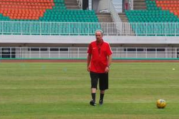 Pelatih tim nasional Indonesia, Alfred Riedl, memimpin sesi latihan di Stadion Pakansari, Cibinong, Selasa (29/11/2016).(FERRIL DENNYS/KOMPAS.com)