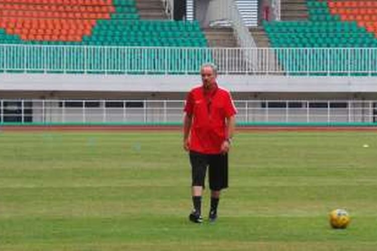 Pelatih tim nasional Indonesia, Alfred Riedl, memimpin sesi latihan di Stadion Pakansari, Cibinong, Selasa (29/11/2016).(FERRIL DENNYS/KOMPAS.com)