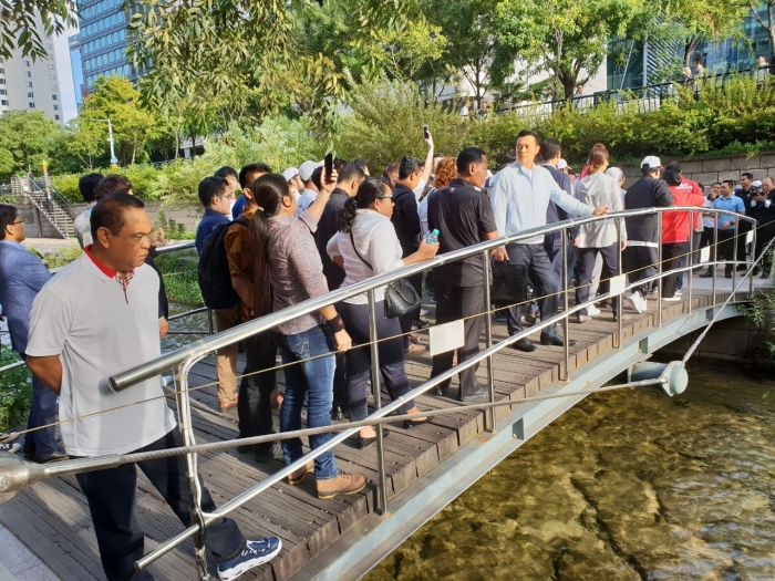 Mengagumi sungai kecil yang jernih, membelah kota Seoul. (dokpri)