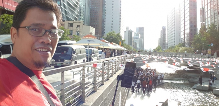 Swafoto dulu sebelum rombongan Presiden Jokowi melintas. (dokpri)