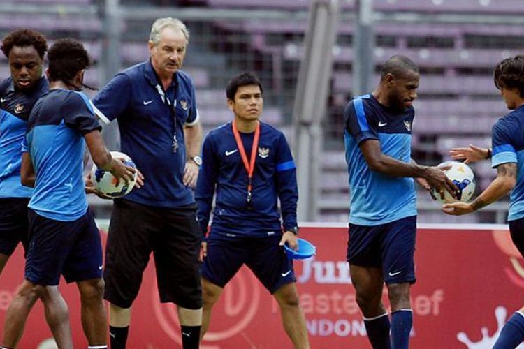 Pelatih tim nasional Indonesia, Alfred Riedl (tiga kiri) saat memimpin latihan di Stadion Utama Gelora Bung Karno (SUGBK), Senayan, Jakarta, Rabu (12/11/2014). (Foto: SUPER BALL/FERI SETIAWAN)