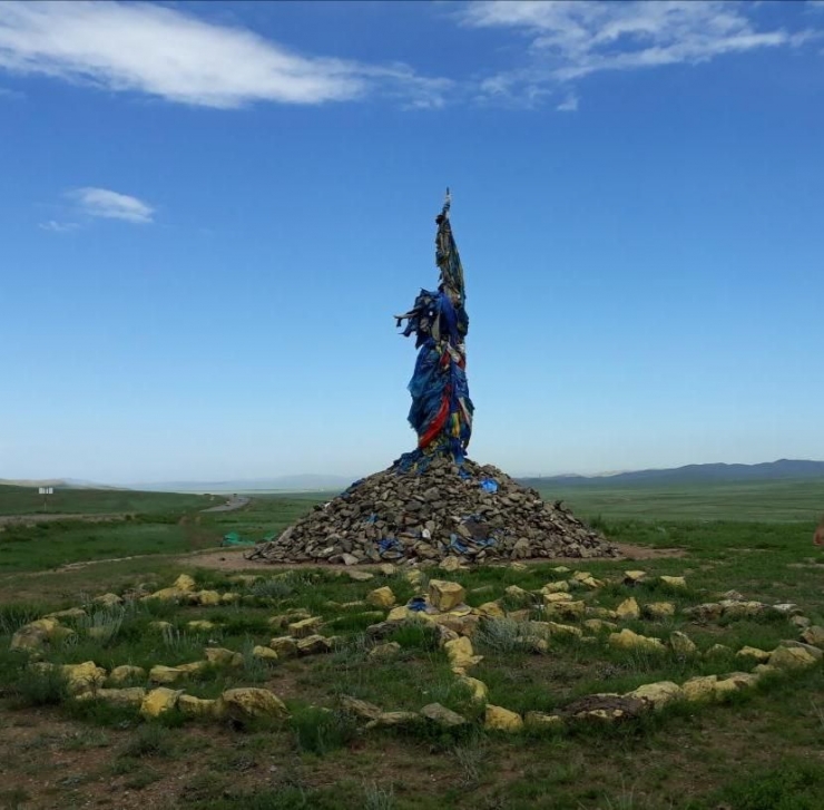 Ovoo, tumpukan batu di Mongolia yang berfungsi sebagai altar yang didedikasikan untuk dewa atau roh leluhur. (Sumber: dokpri)