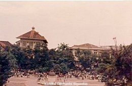 Acara di Taman Fatahillah pada 1987, difoto dari lantai 2 Museum Sejarah Jakarta (koleksi pribadi)