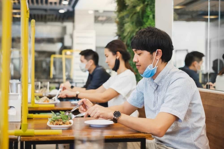 ilustrasi makan di restoran. (Sumber gambar: shutterstock via kompas.com)