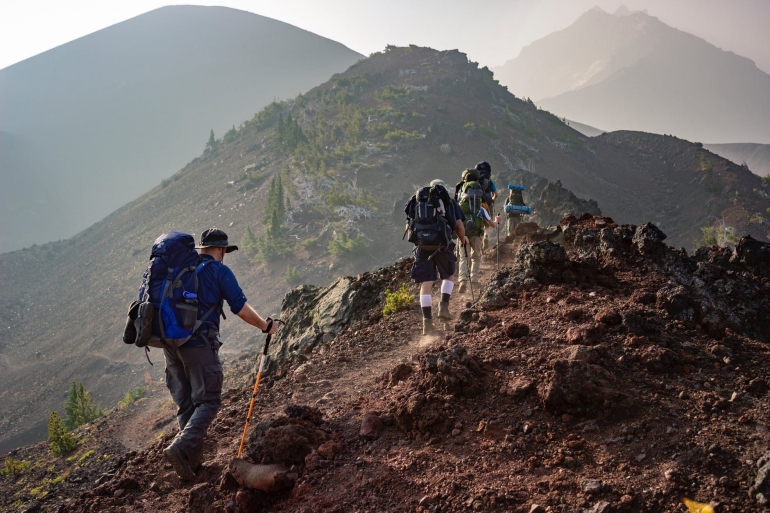 Orang-orang sedang treking di gunung. Sumber: Pexels/Eric Sanman