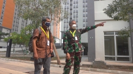 Isson Khairul (kiri) mendampingi Mayjen Tugas Ratmono, ketika melakukan eksplorasi Rumah Sakit Darurat Covid -19 (RSDC) Wisma Atlet, Kemayoran, Jakarta Pusat, pada Jumat (11/09/2020). Foto: didik wiratno