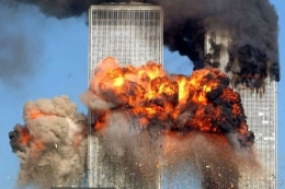 Pembajak pesawat membunuh hampir 3.000 orang selama serangan terkoordinasi pada 11 September 2001. Serangan itu antara lain menarget menara kembar World Trade Center (WTC) di New York City, AS.(Getty Images via kompas.com)