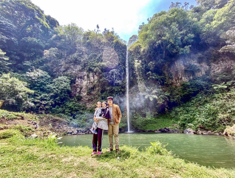 Bersama keluarga di Curug Bugbrug. Sumber: dokumentasi pribadi