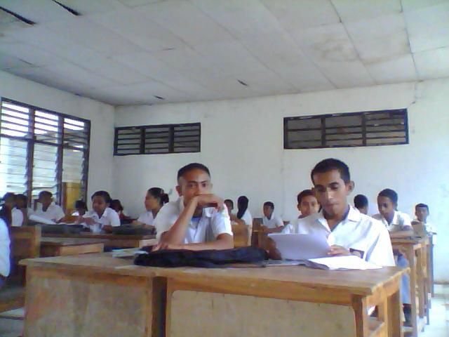 Para siswa/i saya di SMA Kristen Atambua sedang membaca di kelas pada September 2011 lalu. (Foto: Dokpri).