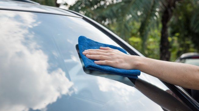 Dok Ilustrasi membersihkan kaca mobil. [Shutterstock]