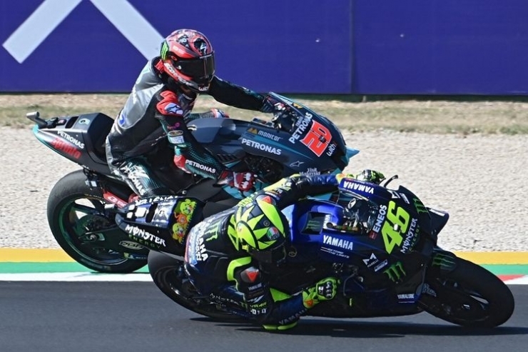 Tanpa kehadiran Marc Marques akankah pebalap Valentino Rossi bisa meraih podium juara di MotoGP San Marino. | Foto oleh ANDREAS SOLARO/AFP via Kompas.com