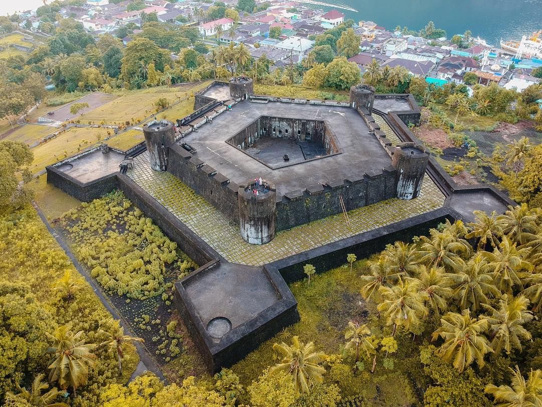 Benteng Beligica di Banda Naira. Sumber: https://travelingyuk.com/