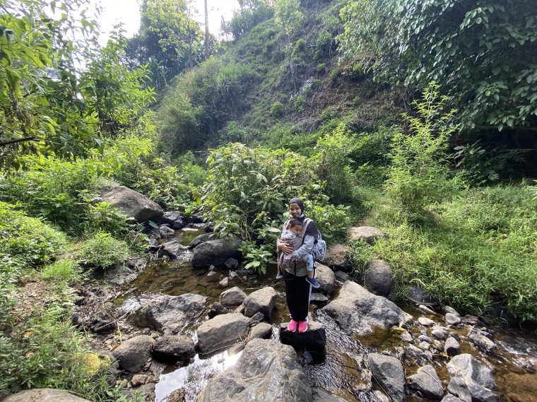 Sungai kecil sepanjang jalur menuju Air Terjun Bugbrug. Sumber: dokumentasi pribadi