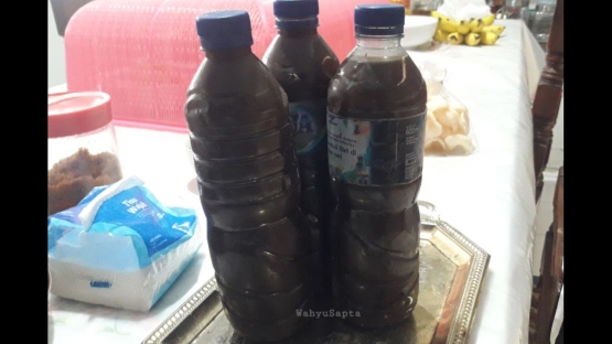 Gula merah cair, bahannya dari air legen yang dimasak. Sebotol hanya lima belas ribu rupiah. Rasanya enak dan efek di badan menjadi segar. | Foto: Wahyu Sapta.