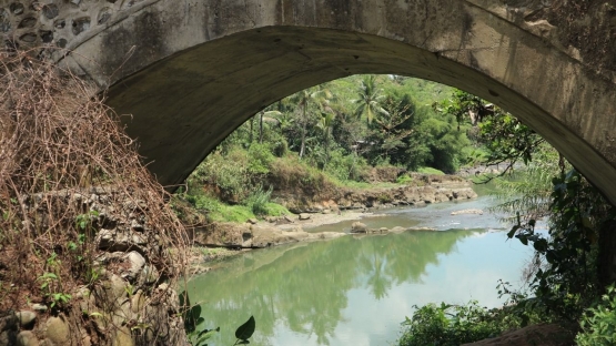 Di bawah jembatan yang menghubungkan Dukuh Sokawera dan Dukuh Maung, Desa Tangkisan, Kecamatan Mrebet/dokpri