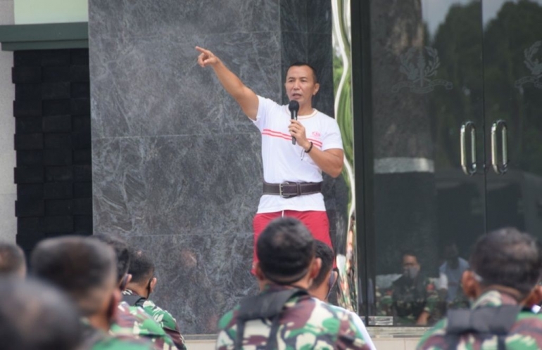 Gubernur Akmil Mayjen Totok memberikan arahan kepada seluruh pengemudi Akmil Magelang, Senin (14/9/2020). (foto: Penhumas Akmil)