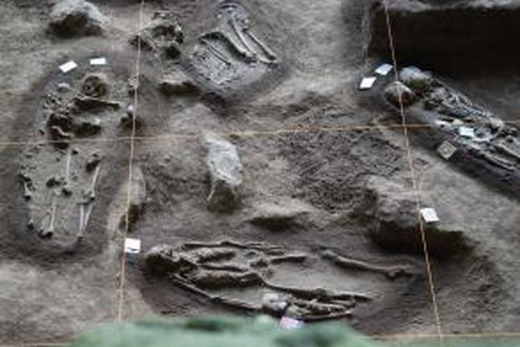 Sisa-sisa manusia prasejarah di Goa Harimau dimakamkan bersamaan dan berkelompok dalam satu liang kubur.(Aloysius Budi Kurniawan/KOMPAS)