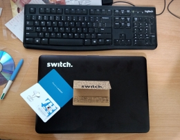Paket kartu perdana berisi ekstra SIM ejector dan cutting sticker logo switch. (dokpri)