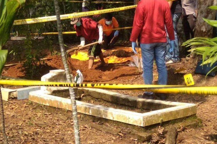 Kepolisian dan warga Desa Cipalabuh, Kecamatan Cijaku, Kabupaten Lebak, Banten melakukan pengangkatan jenazah yang diduga korban pembunuhan, Sabtu (12/9/2020) | KOMPAS.com
