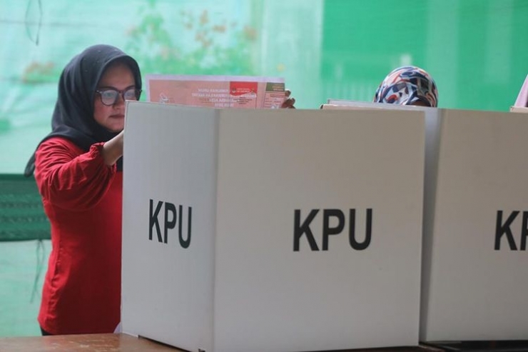 Ilustrasi pemilih melihat kandidat yang akan dipilih dari surat suara. (Foto: KOMPAS.COM/ RAJA UMAR) 