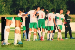 Kaos kaki berlubang striker timnas U19 Saddam Emiruddin Gaffar | diolah dari pssi.org