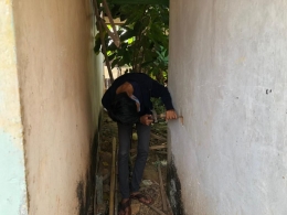 Proses Pelubangan Dinding untuk Memasukkan Pipa Air dari Luar kedalam Toilet (dok. pribadi)