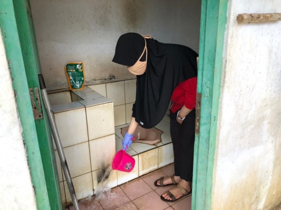 Proses Pembersihan Toilet Umum di Pasar Desa Banua Kupang (dok. pribadi)