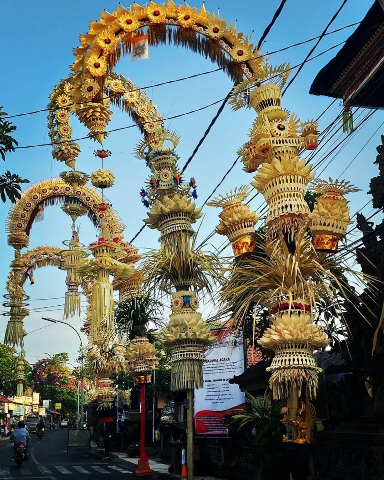 Penjor menghiasi sudut-sudut Bali (Sumber: Instagram @mertadaiketut via seputarkota.com)