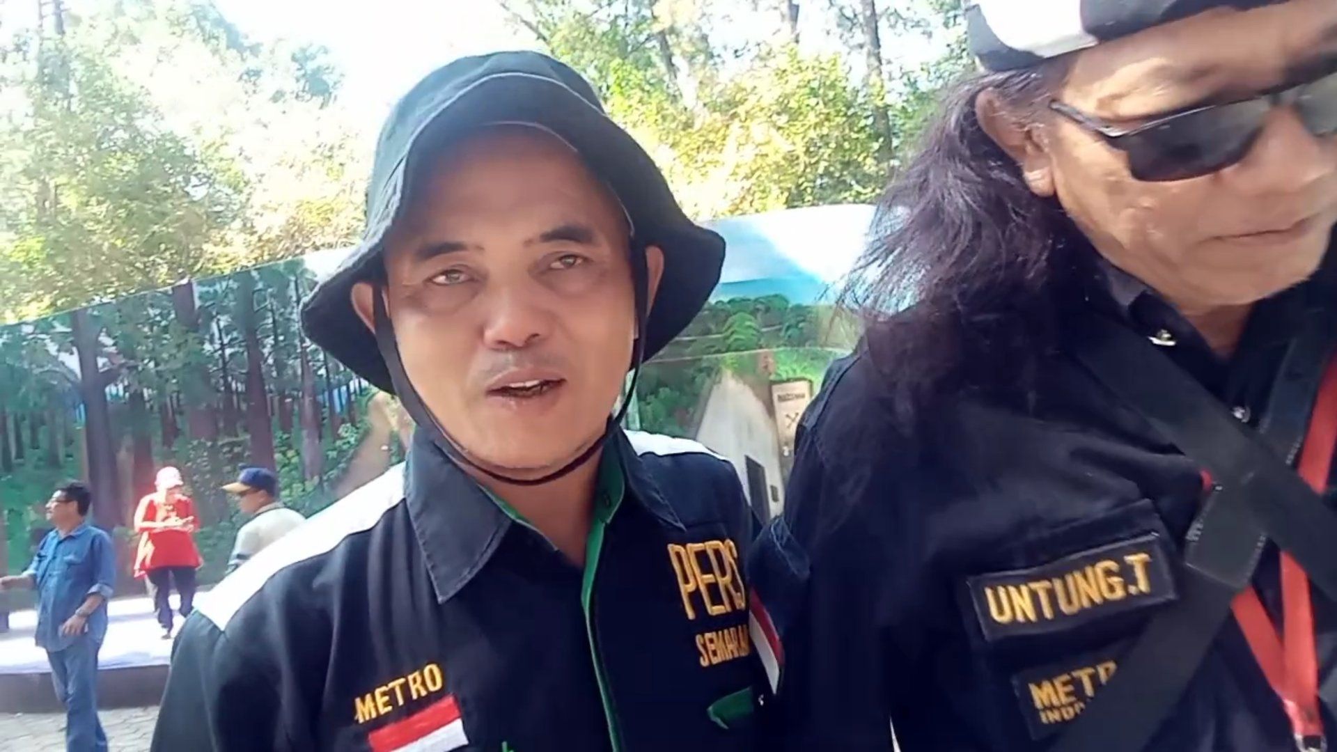 Latar belakang berupa dinding tembok yang bercerita keberadaan gunung kunci/dokpri