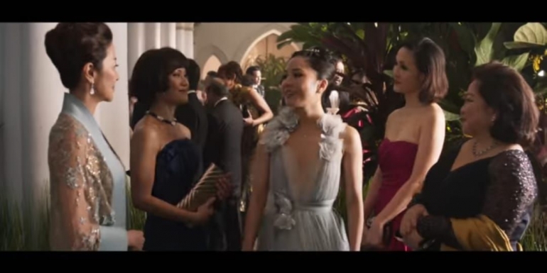 Gaun indah saat pesta. Image: Screenshoot Video YT 