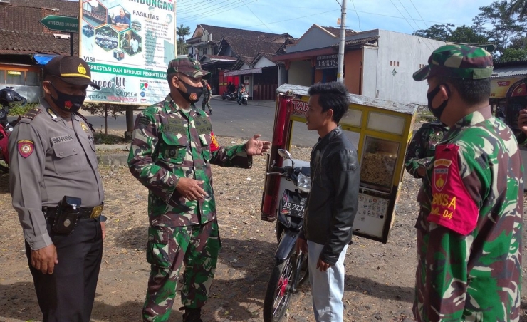 Kegiatan "Operasi Yustisi Penanganan Covid-19", di Kecamatan Windusari Magelang dimulai Rabu (16/9/2020). (foto: Narwan Eska)