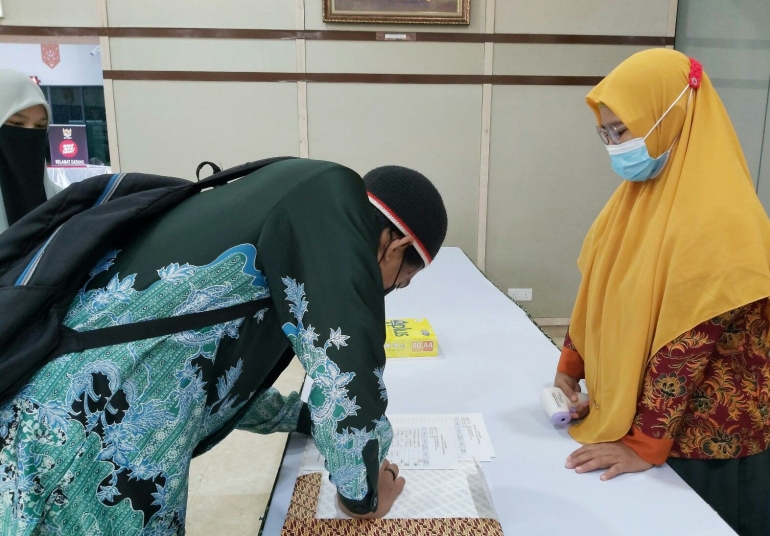 Absensi dan pengecekan suhu peserta KKG/MGMP | Dok. Pribadi