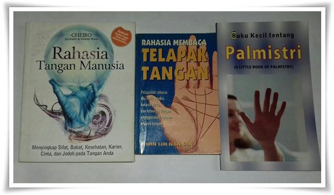 Dari kiri: Palmistri Yunani, Palmistri Tiongkok, dan Palmistri India (koleksi pribadi)