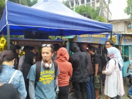 Penampakan antrian pembeli yang ingin membeli Odading Mang Oleh (Sumber: kumparan.com)