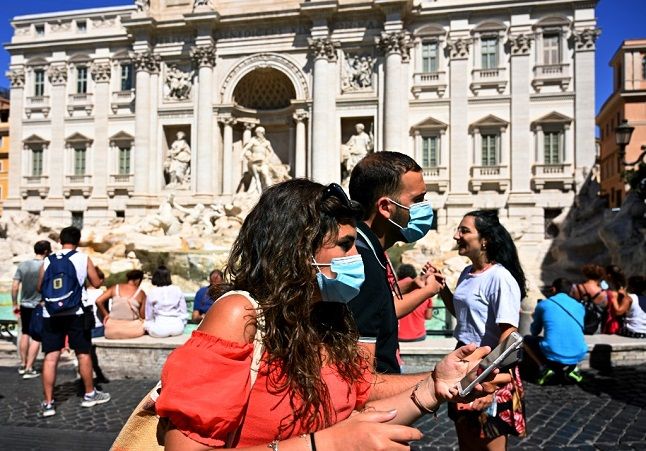 Warga Italia kebanyakan hanya turis yang mengenakan masker, sumber: thelocal.it