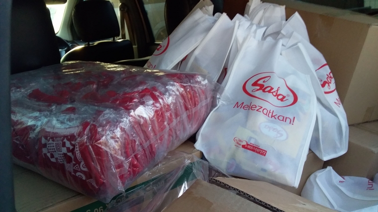 Aneka masker, pelindung wajah dan hadiah dalam goodie bag yang akan dibagikan tim Sasa kepada para pedagang dan pengurus rumah ibadah di area ini.