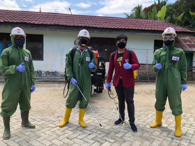 Foto Mahasiswa PMM-UMM dengan anggota PMI HST