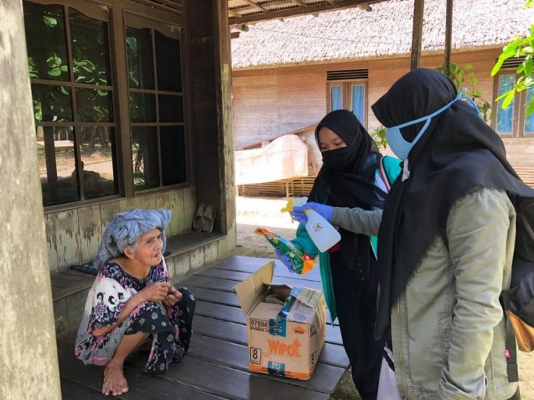 Pembagian Desinfektan Kit kepada warga di Desa Banua Kupang