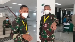 Letkol Laut Muhamad Arifin (kiri) selaku Komandan Lapangan RSDC bersama Mayjen Tugas Ratmono (kanan) selaku Koordinator Rumah Sakit Darurat Covid-19 (RSDC) Wisma Atlet, Kemayoran, Jakarta Pusat. Foto: isson khairul