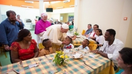 Paus dengan keluarga imigran-vaticannews.com