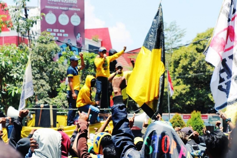 Suporter Ultras Gresik saat berunjuk rasa di depan kantor DPRD Oktober 2019