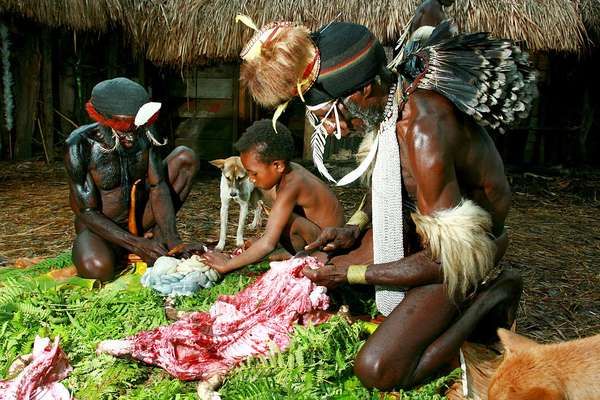 Anak Papua di antara pesta bakar batu di lembah Baliem. (Foto: Istimewa).