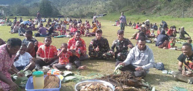Pesta bakar batu. (Foto: Istimewa).