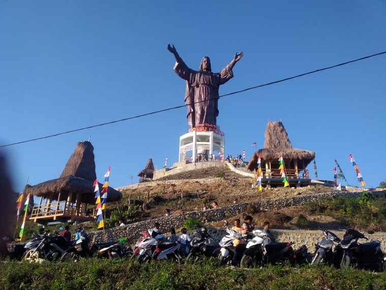 Foto patung yesus terbesar di waikabubak/dokpri
