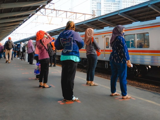 Situasi Antrian KRL Commuter Line di Bekasi -- Dokumentasi Pribadi
