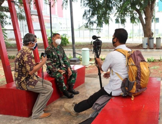 Isson Khairul (kiri) mewawancarai Muhamad Arifin (tengah) bersama Didik Wiratno dari Reportase News di halaman samping RSDC Wisma Atlet Kemayoran. Wawancara beberapa kali diinterupsi, karena ada hal mendadak yang tidak bisa ditunda. Foto: Dolok Joko